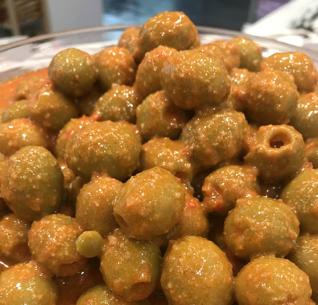 Aceitunas rellenas de anchoa con salsa mojo picón