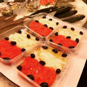 Bandeja de esqueixada de bacalao de Islandia con aceitunas negras.