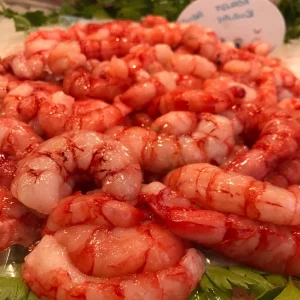 Colas de gamba roja de Palamós peladas y frescas listas para cocinar.