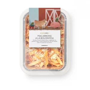 Plato de macarrones a la boloñesa con sofrito casero.