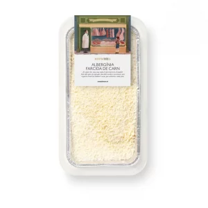 Bandeja de berenjenas rellenas de carne gratinadas con queso.