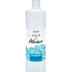 Botella de agua de mar pura del océano Atlántico para uso culinario.