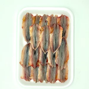 Boquerones frescos de Blanes capturados en el mar Mediterráneo, pescado azul rico en omega 3 ideal para freír o hacer en vinagre