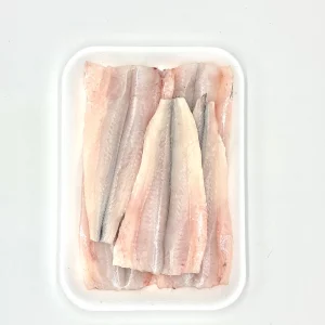 Merluza pequeña (pescadilla) fresca del Mediterráneo, capturada en Vilanova i la Geltrú. Pescado blanco bajo en grasa y rico en proteínas. Ideal para freír, al horno o plancha. Conservación en frío.