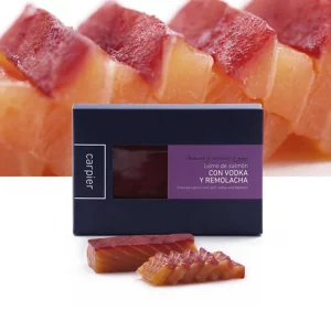 Lomo de salmón ahumado marinado con vodka y remolacha roja.