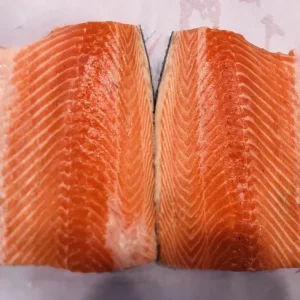 Salmón noruego premium criado en Kvitsøy, Mar del Norte, pescado fresco sostenible rico en omega 3