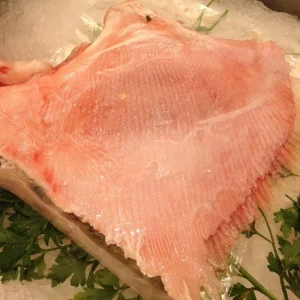 Raya fresca FAO 37 del Mediterráneo. Pescado blanco bajo en grasa y rico en proteínas. Ideal para escabeche, guisos o a la plancha.