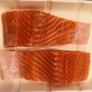 Salmón noruego premium criado en Kvitsøy, Mar del Norte, pescado fresco sostenible y libre de antibióticos