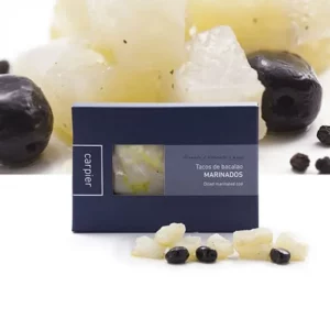 Tacos de bacalao marinado con aceitunas negras y especias.