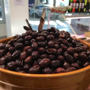 Aceitunas negras de Aragón con hueso aliñadas en aceite de oliva virgen extra.