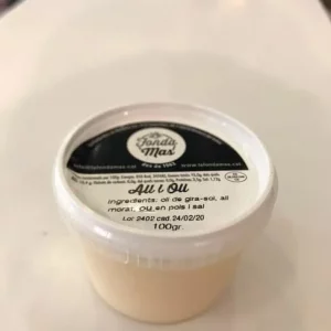 Tarrina de salsa All i oli artesana con ajo morado.