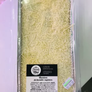 Canelones de bacalao y espinacas con bechamel en bandeja.