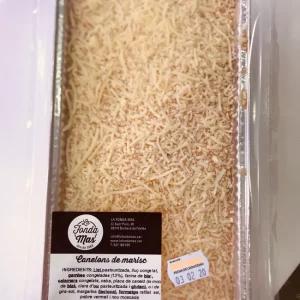 Canelones de marisco y pescado en salsa bechamel.