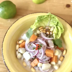 Plato de ceviche de corvina salvaje con cebolla morada y maíz.