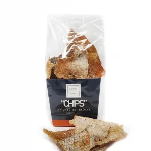 Bolsa de chips crujientes de piel de salmón ahumado.