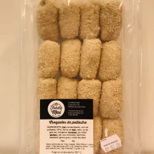 Plato con 16 croquetas de pollo caseras recién fritas.