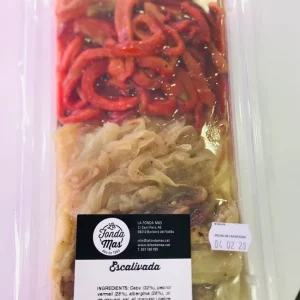 Plato de escalivada tradicional con pimientos y berenjenas asadas.