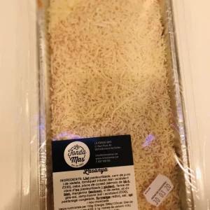 Lasaña de carne con capas de pasta y bechamel gratinada.