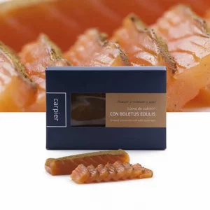 Bloque de salmón ahumado con trozos de boletus edulis.