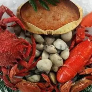 Lote de marisco variado con bogavante canadiense, gambas de Palamós, cigalas de Vilanova, ostrones franceses y mejillones frescos.