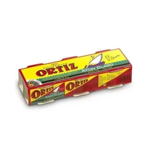 Pack de tres latas de atún claro Ortiz en aceite de oliva.