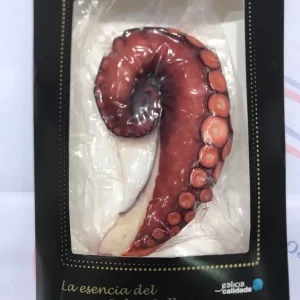 Pata de pulpo gallego cocido al natural envasado al vacío listo para comer.