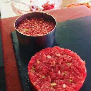 Tartar de atún rojo de l'Ametlla de Mar con aliño gourmet.