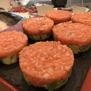 Tartar de salmón ecológico premium con base de aguacate.