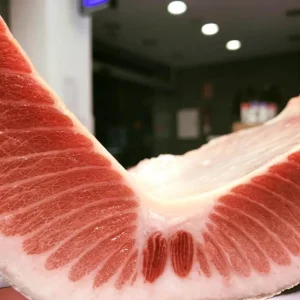 El atún Blue Finn es uno de los manjares marinos más apreciados en España. Sus aportes nutricionales son difíciles de igualar y su sabor es insuperable. Nombre científico: Thunnus thynnus. Nombre comercial: Atún. Origen: España. Lonja: Ametlla de Mar (Cataluña). Zona de captura: FAO 37. Método de pesca: Pesca extractiva. Tipo de atún: Blue Finn (Aleta azul). Parte: La ventresca es la parte más grasa del pez, de un característico tono rosado e infiltraciones de grasa claramente visibles. Es recomendable consumirla al horno o a la plancha, debido a que seguirá estando jugosa incluso cocinada. Conservación en casa: En la parte más fría de la nevera a una temperatura de 2ºC a 4ºC y -18ºC en el congelador. Caducidad: 2 días en la nevera y 2 meses en el congelador. ¿Cual es su temporada?: La temporada del atún comprende los meses de marzo a junio. El atún es especialmente rico en ácidos grasos poliinsaturados, entre los que se encuentran los conocidos como omega 3. Estos son ácidos grasos esenciales, lo que quiere decir que aunque son necesarios para el correcto funcionamiento del cuerpo, solo los podemos adquirir a través de la dieta.