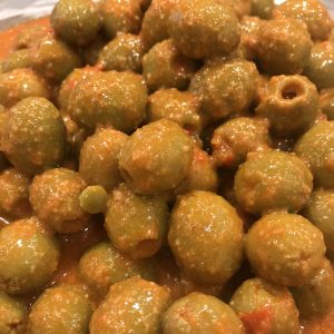 Aceitunas rellenas de anchoa con salsa mojo picón